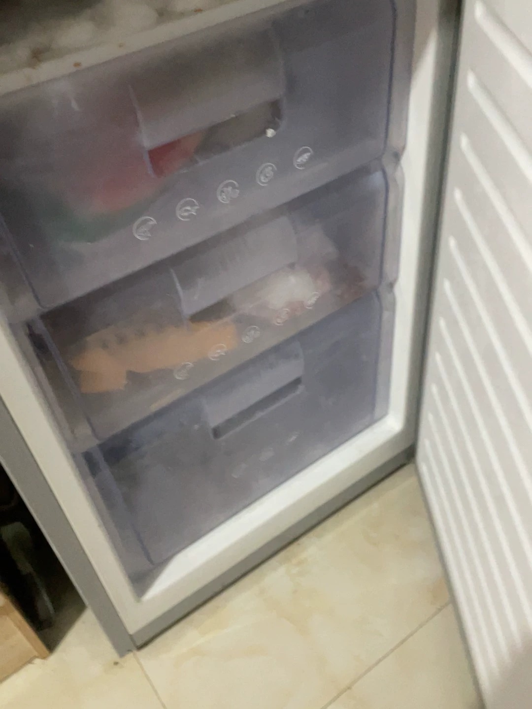 二手贩别问。个人闲置容声冰箱 300 元,要的来,鸽子勿扰 二手贩别问。个人闲置容声冰箱 300 元,要的来,鸽子勿扰